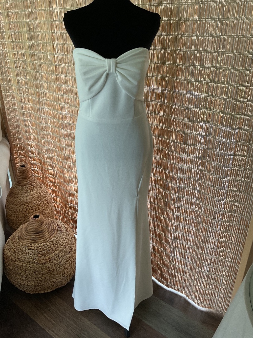 Aqua NWT Women’s Off White Strapless Gown Size 12